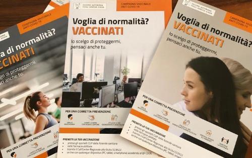 Alcuni volantini della campagna informativi per la vaccinazione anti Covid-19